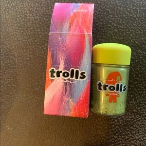 MAC New “Trolls” pigment
